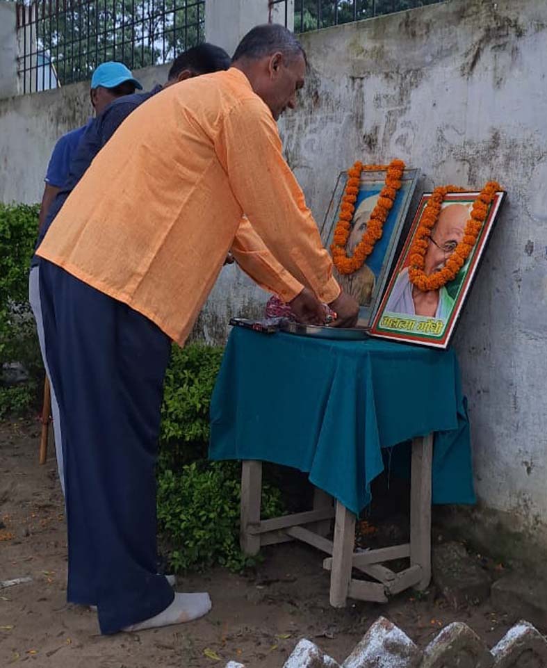 महाराणा प्रताप इंटर कालेज कुर्मिपत्ती में गाँधी और लालबहादुर जयंती मनाया गया 